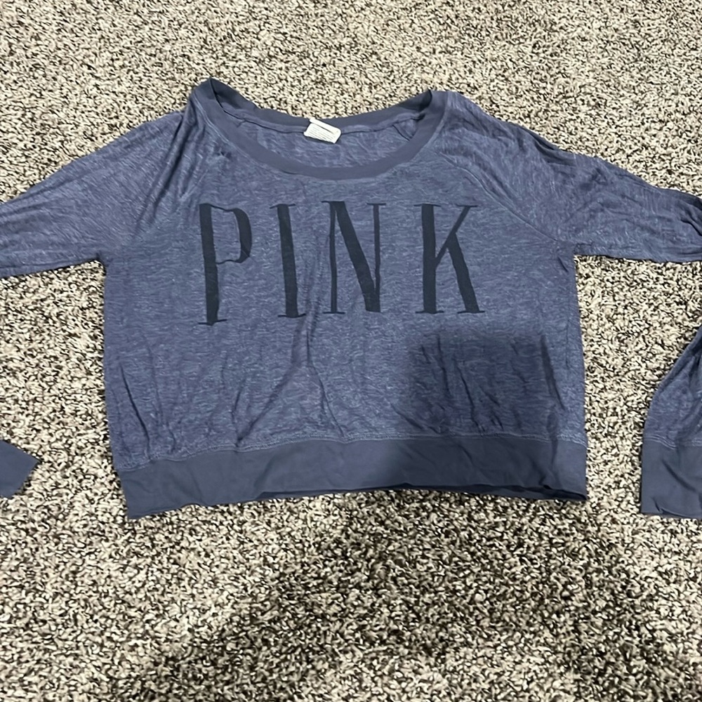 EUC vs pink crop long sleeve ☺️